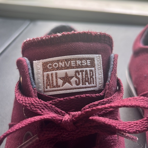 Burgundy Converse low tops with plaid inside and gold accents - Picture 4 of 6